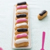 Plateau avec des minis éclairs fraise, vanille, chocolat