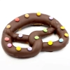 Bretzel sucré recouvert de chocolat recouvert de smarties