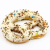 Bretzel chocolat blanc recouvert de brisures de m&m's