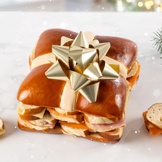 Cadeau gourmand garni de 18 toasts en pâte à Moricette® avec un noeud doré