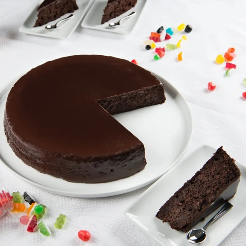 Entremet moelleux au chocolat sur une table festive